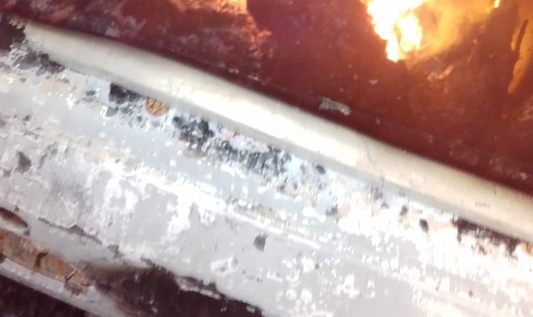 Carro e corpo incendiados em canavial de Linhares. Vítima seria jovem de 25 anos