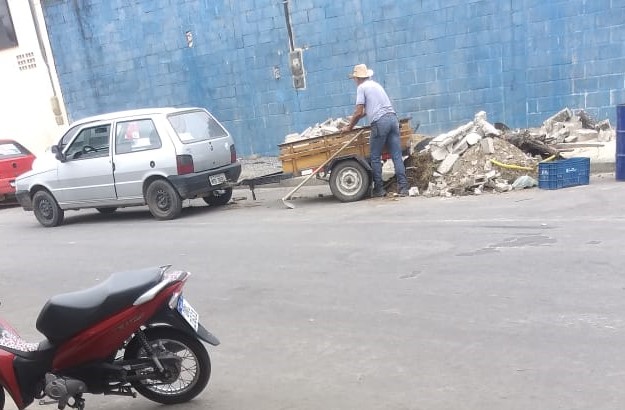 Leitor flagra descarte irregular de entulho em Linhares