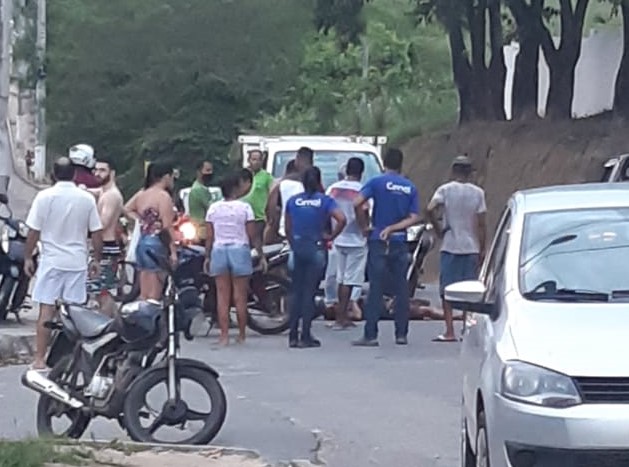 Motos colidem de frente perto de cemitério, no Planalto