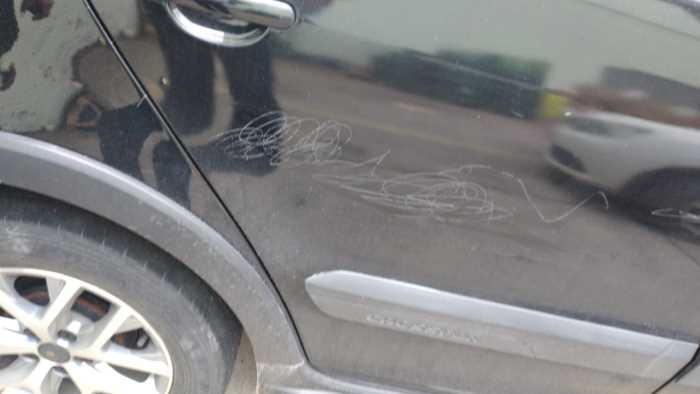 Mulher arranha carro da rival no Centro de Linhares