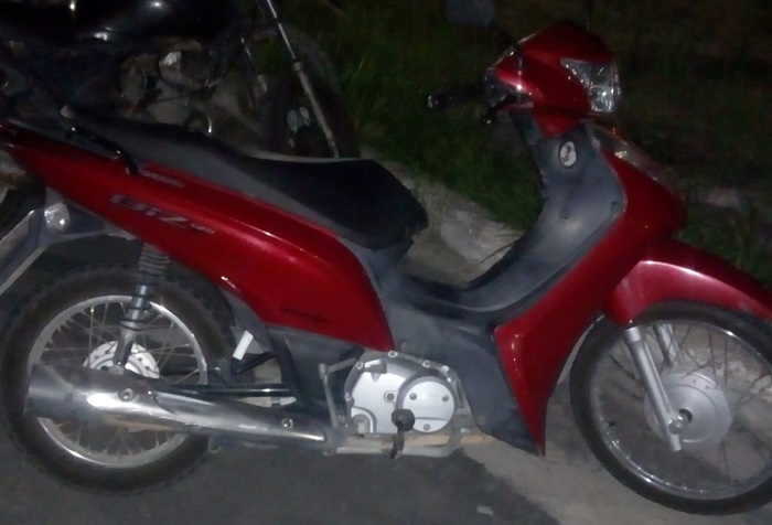 PM recupera moto 10 minutos após furto em Sooretama. Ladrão escondia o veículo no momento