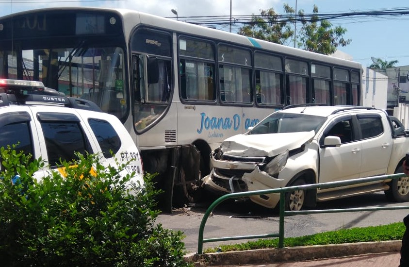 Camionete e ônibus colidem no Centro de Linhares