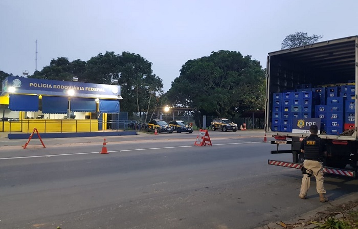 PRF apreende 800 engradados de cerveja sem nota fiscal em Linhares