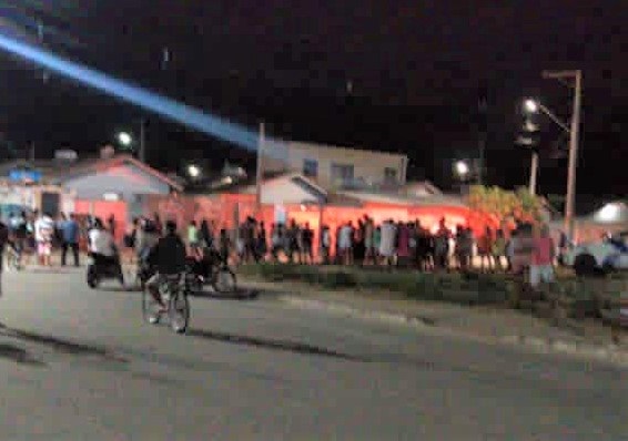 Clima de medo no Jocafe2 após duplo homicídio. 5 indivíduos chegaram de carro e residência foi invadida