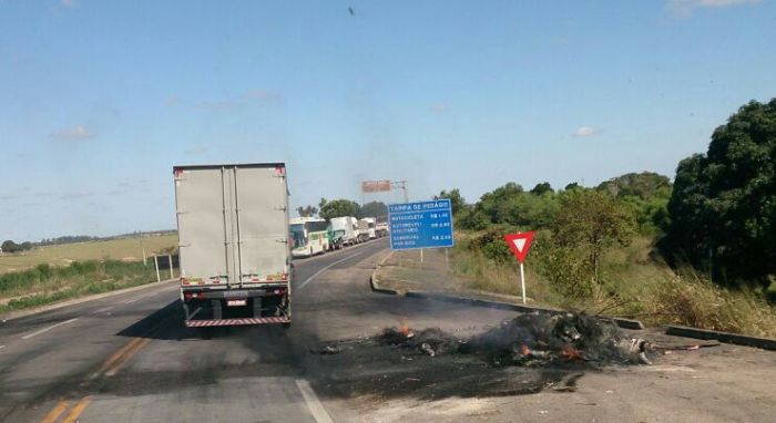 BR-101: Protesto complica vida de motoristas na divisa do ES com a BA