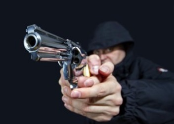 Motorista de HB20 é rendida por bandidos ao chegar em casa, no Araçá