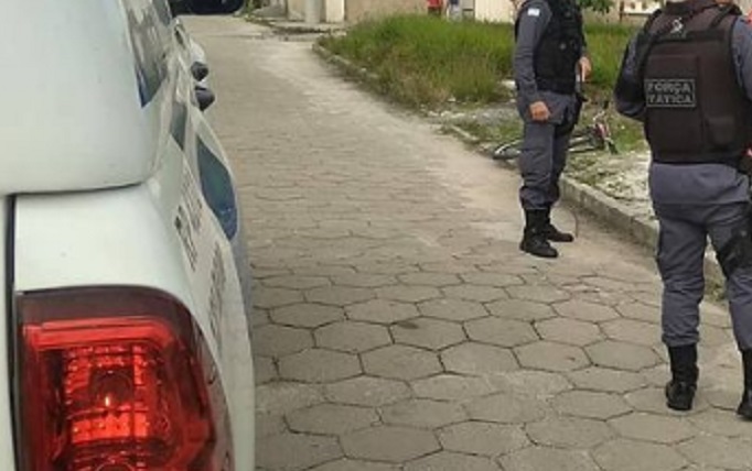 Força Tática cerca casa, recupera carro roubado e leva três para a delegacia em Linhares