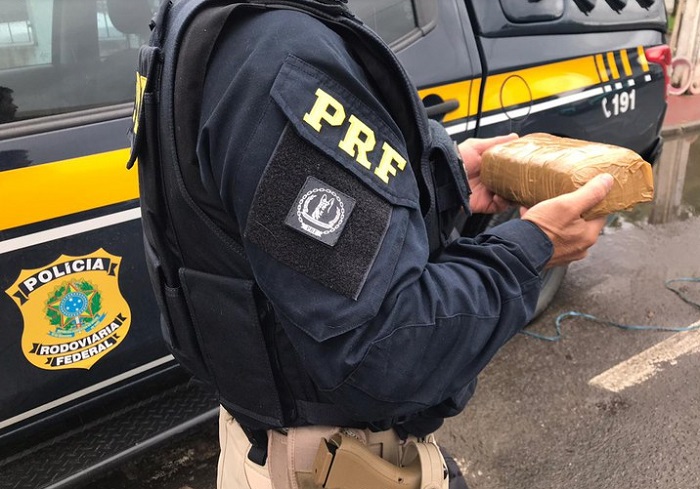 PRF aborda ônibus e apreende um quilo de pasta base de cocaína