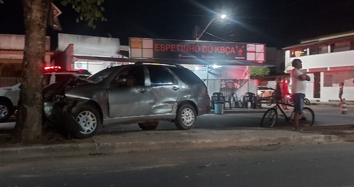 Carro bate em árvore em acidente no Interlagos