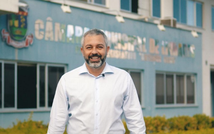 Dinheiro na mão: Presidente da Câmara de Vereadores de Linhares antecipa o pagamento do 13º salário