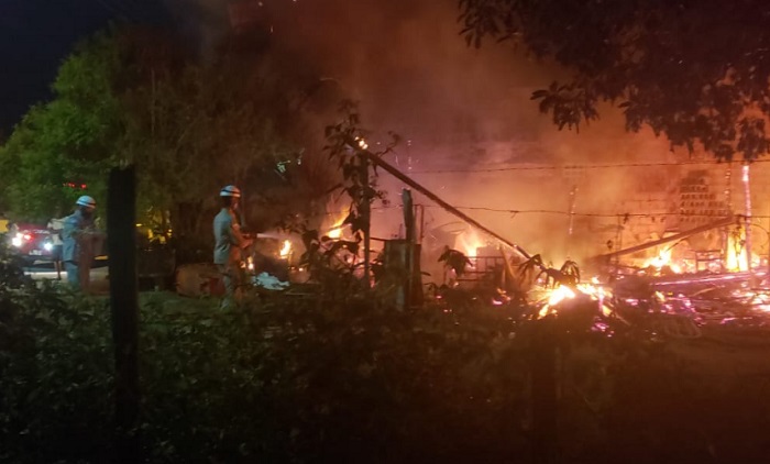 Vídeo: Moradores se desesperam durante incêndio no Centro de Sooretama