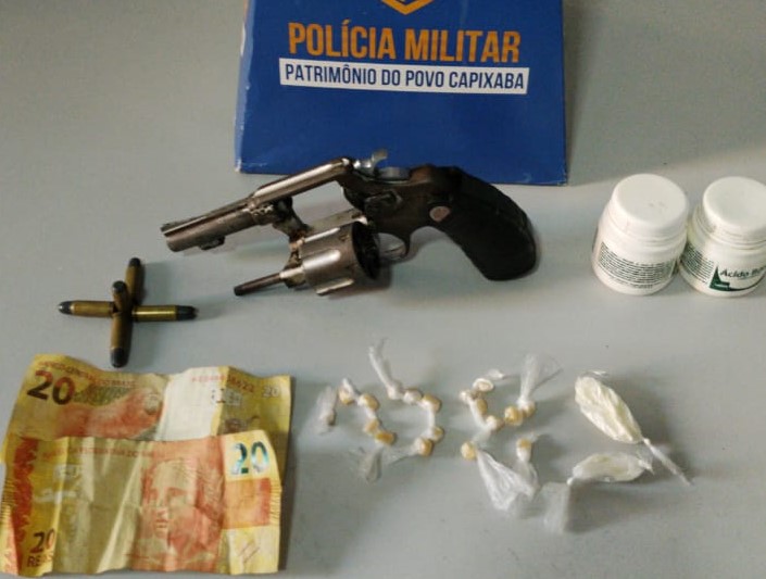 Jovem corre, mas PMs o alcançam e apreendem arma e drogas no Nova Esperança
