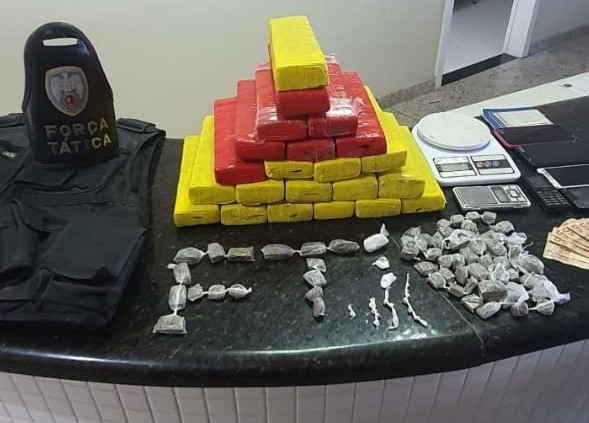 Mais de 20 tabletes de droga apreendidos pela Força Tática em Linhares.