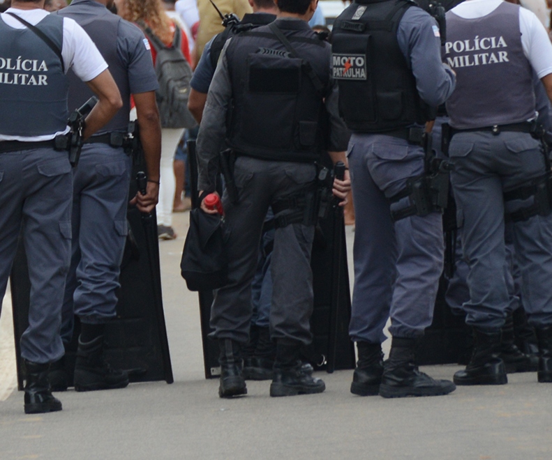 PMs são ofendidos em ocorrência de tumulto com apreensão de droga no Juparanã