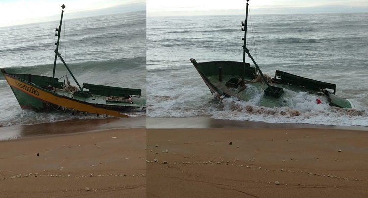 Vídeo: Barco de pescadores aparece destruído na Praia de Comboios