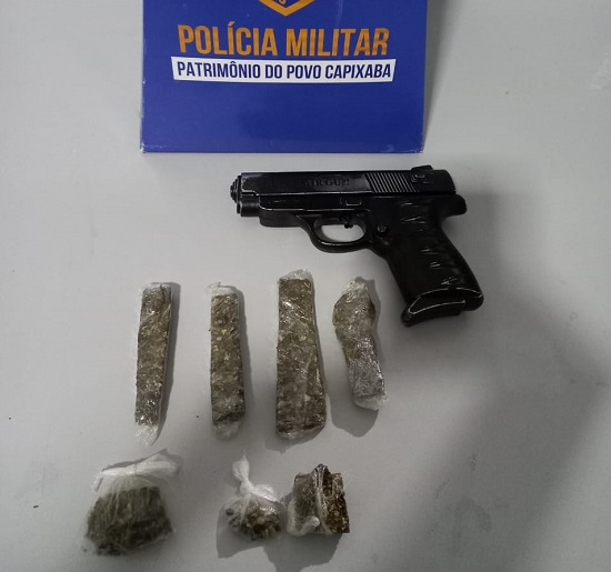 Foragido da justiça se desfaz de droga e sai em fuga desesperada no São José