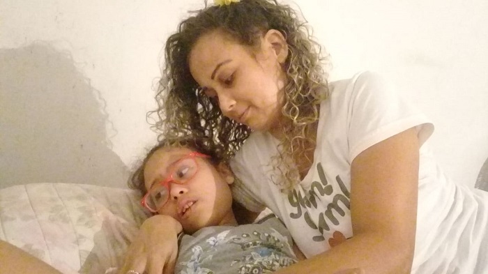 Casal pede ajuda para salvar vida da filha em Linhares