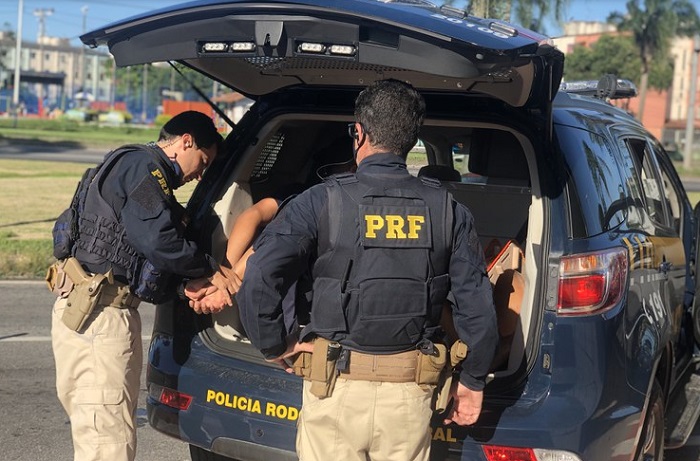 PRF detém foragido da justiça na BR 101 em Linhares