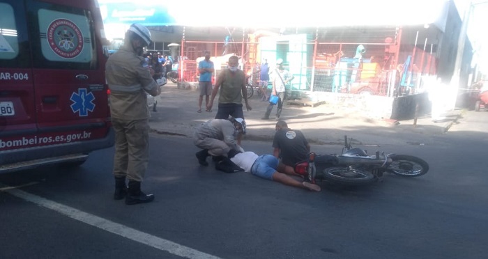 Motociclista e carona caem no asfalto em acidente na BR-101, em Linhares
