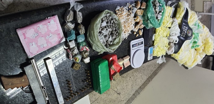 Quase 16kg de droga, armas e dinheiro apreendidos pela Força Tática em Linhares