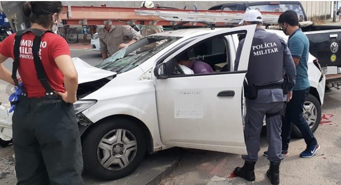 Bombeiros socorrem motoristas feridos em acidente no bairro Interlagos