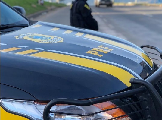 Cinco homens presos pela PRF e armas apreendidas a bordo de Sonata em Linhares
