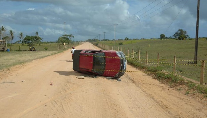 Vídeo: Bandidos roubam carro no Araçá e capotam no interior de Linhares