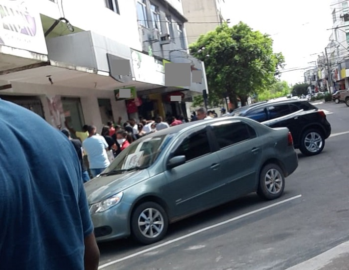 E a fiscalização? Multidão se aglomera na fila para atendimento na Caixa no Centro de Linhares