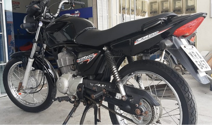Ladrão furta moto no estacionamento de supermercado, no Interlagos