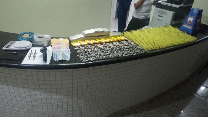 Vídeos: Muita droga apreendida e chefe detido em carro de aplicativo, no Santa Cruz