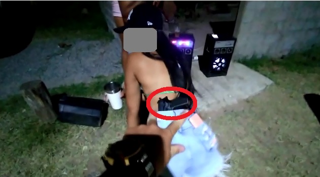 Bela jovem de cabelos longos exibe pistola enquanto dança funk em Linhares. Veja o vídeo