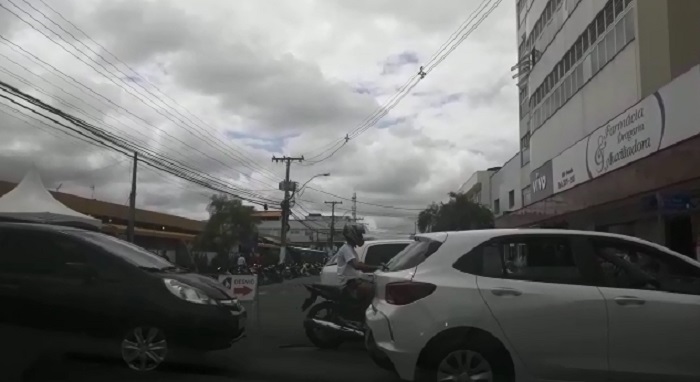Trânsito lento, desvio e obra no Centro em plena manhã de sábado