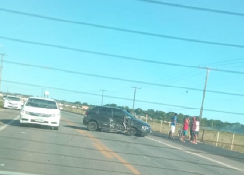 Plantão: Carros colidem na Estrada do Pontal