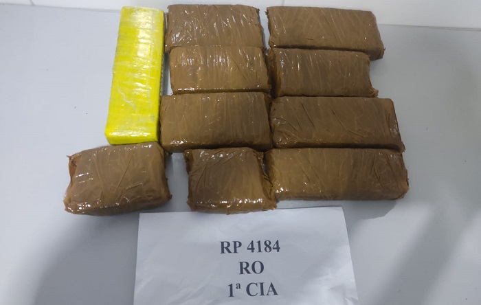 Traficante abandona Gol com 10 tabletes de maconha no Centro de Linhares