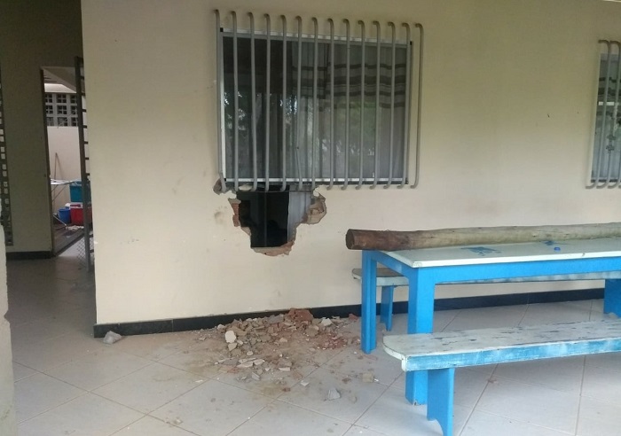 Bandidos fazem buraco para fazer limpa em residência no Pontal do Ipiranga