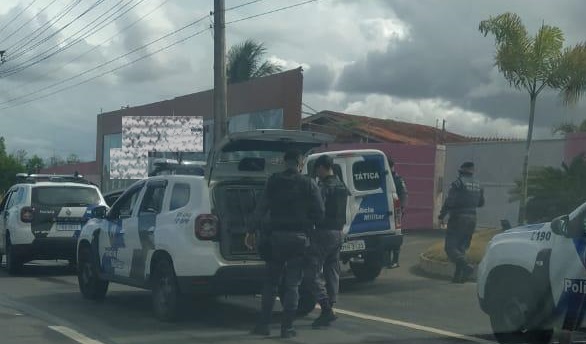 Viaturas chamam a atenção em frente a motel, em Linhares