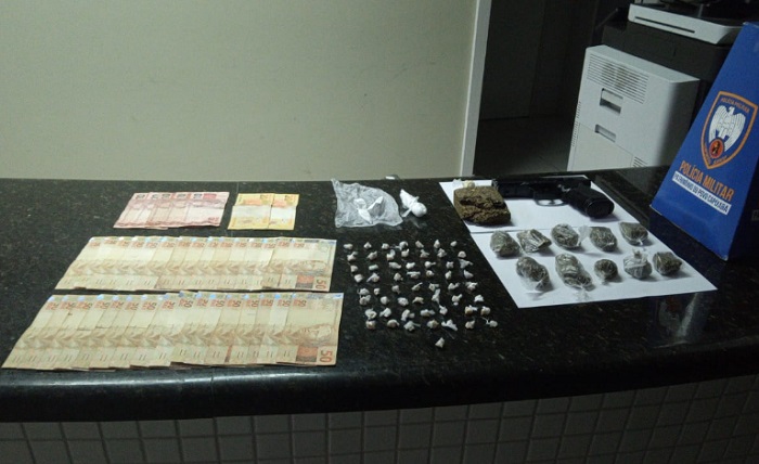 Teve tiros: Traficante sai em fuga desesperada e PM apreende drogas e dinheiro no Nova Esperança
