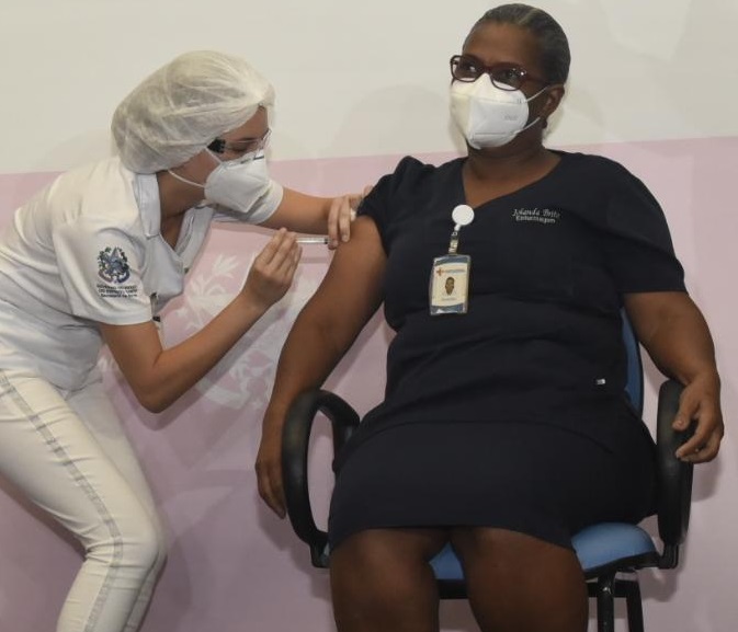 A vacina contra a Covid-19 chegou! Quem será a 1ª pessoa a receber a dose em Linhares?