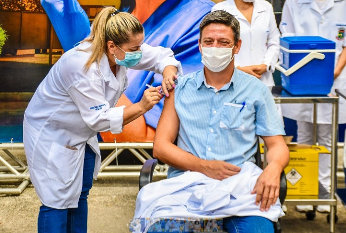 Profissionais da saúde recebem as primeiras doses da vacina contra Covid-19 em Linhares