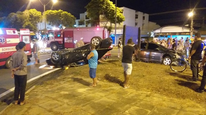 Carro capota e atinge outro veículo na BR-101 em Linhares