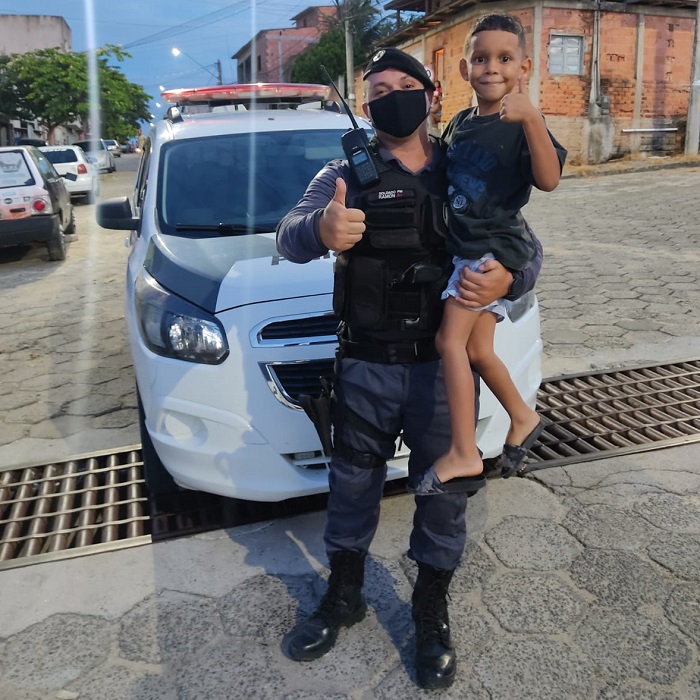Cena que emociona em Linhares: Garotinho pede foto e diz que vai estudar para ser PM