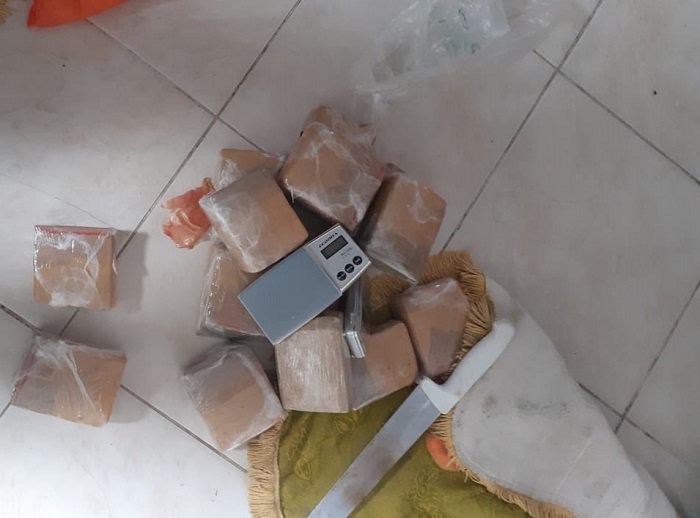 Mulher de 23 anos é detida com quase 7 kg de droga no BNH. Tinha droga até na geladeira