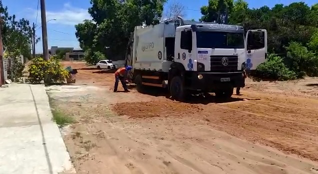 Vídeo: Papão atola, e garis dão duro para recolher lixo no Pontal do Ipiranga