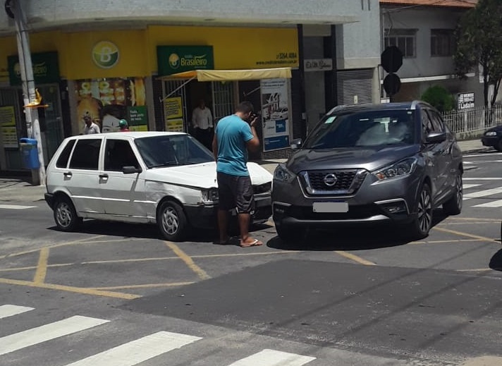Uno e Nissan colidem em cruzamento no Centro de Linhares