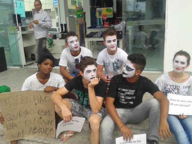 “Tamo Junto”: jovem católico se passa por mendigo e recebe mais de 40 abraços