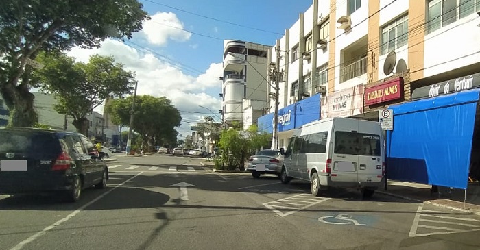 Carro ocupa 2 vagas em estacionamento de Linhares
