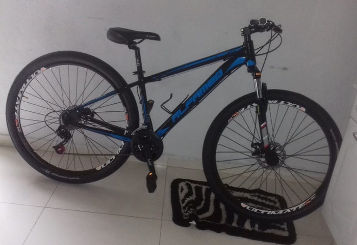 Bandidos de moto tomam bike de homem no Nova Esperança