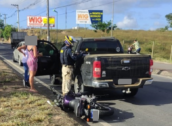 Acidente entre moto e carro na BR-101, em Linhares. Um ferido