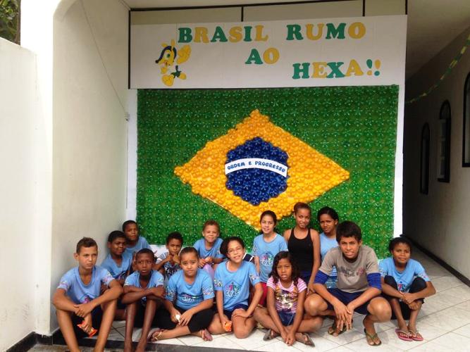 Copa do Mundo: 800 garrafas pet são transformadas em Bandeira do Brasil