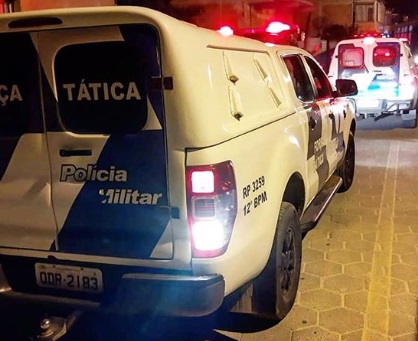 Força Tática provoca correria, leva 2 para a DRL e desbanca tráfico no Pó do Shell